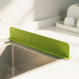 Silicone sink splash guard with suction cups from Avira Official Store to prevent water splashes and keep the sink area clean.
